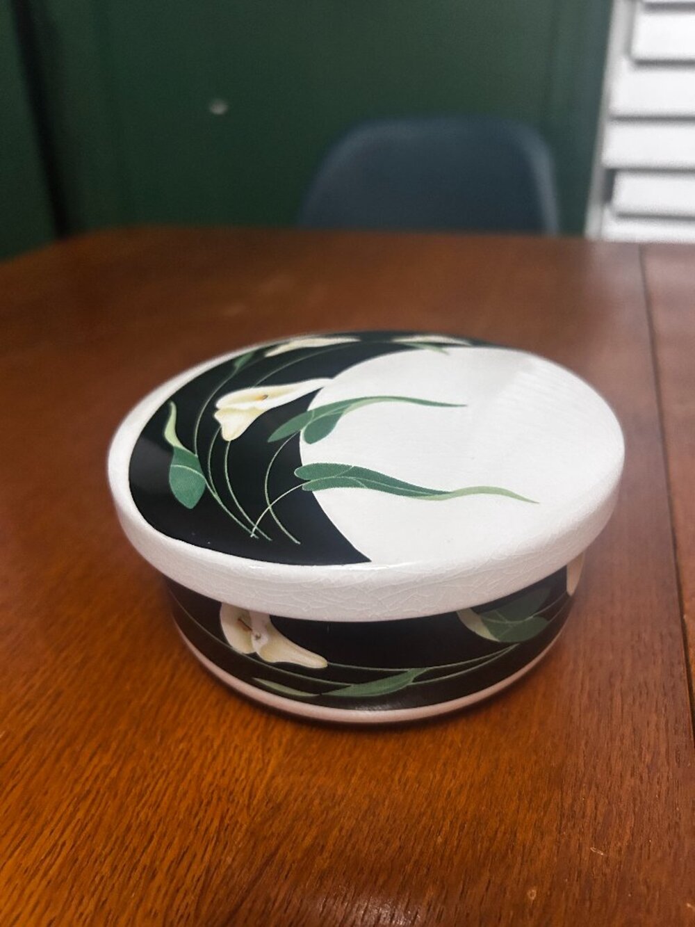 Vintage korean porcelain box with lid